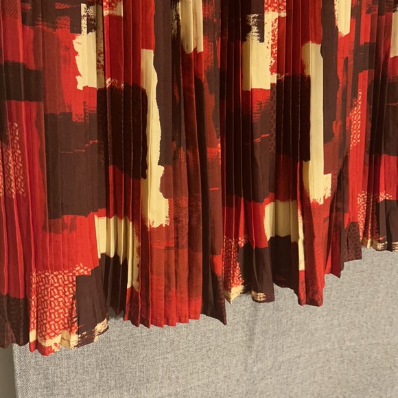 RED PATTERN PLEATED SKIRT SZPM - Picture 3 of 3